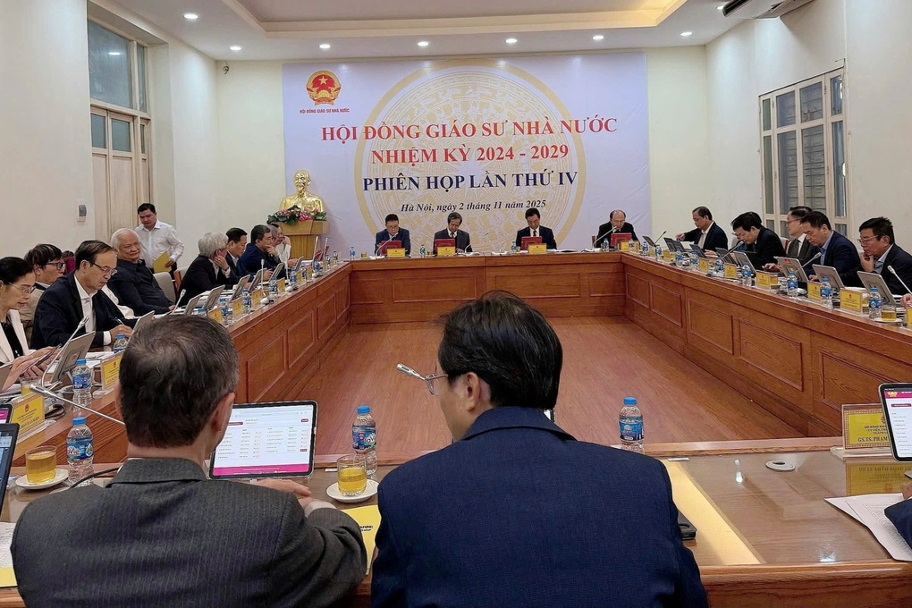 จะมีการยกย่องศาสตราจารย์และรองศาสตราจารย์อีก 900 คนในปี 2568 - 1 Thêm 900 giáo sư, phó giáo sư được công nhận năm 2025  - 1