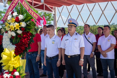 Khắc ghi công lao Mẹ Việt Nam Anh hùng và vị thuyền trưởng tàu không số