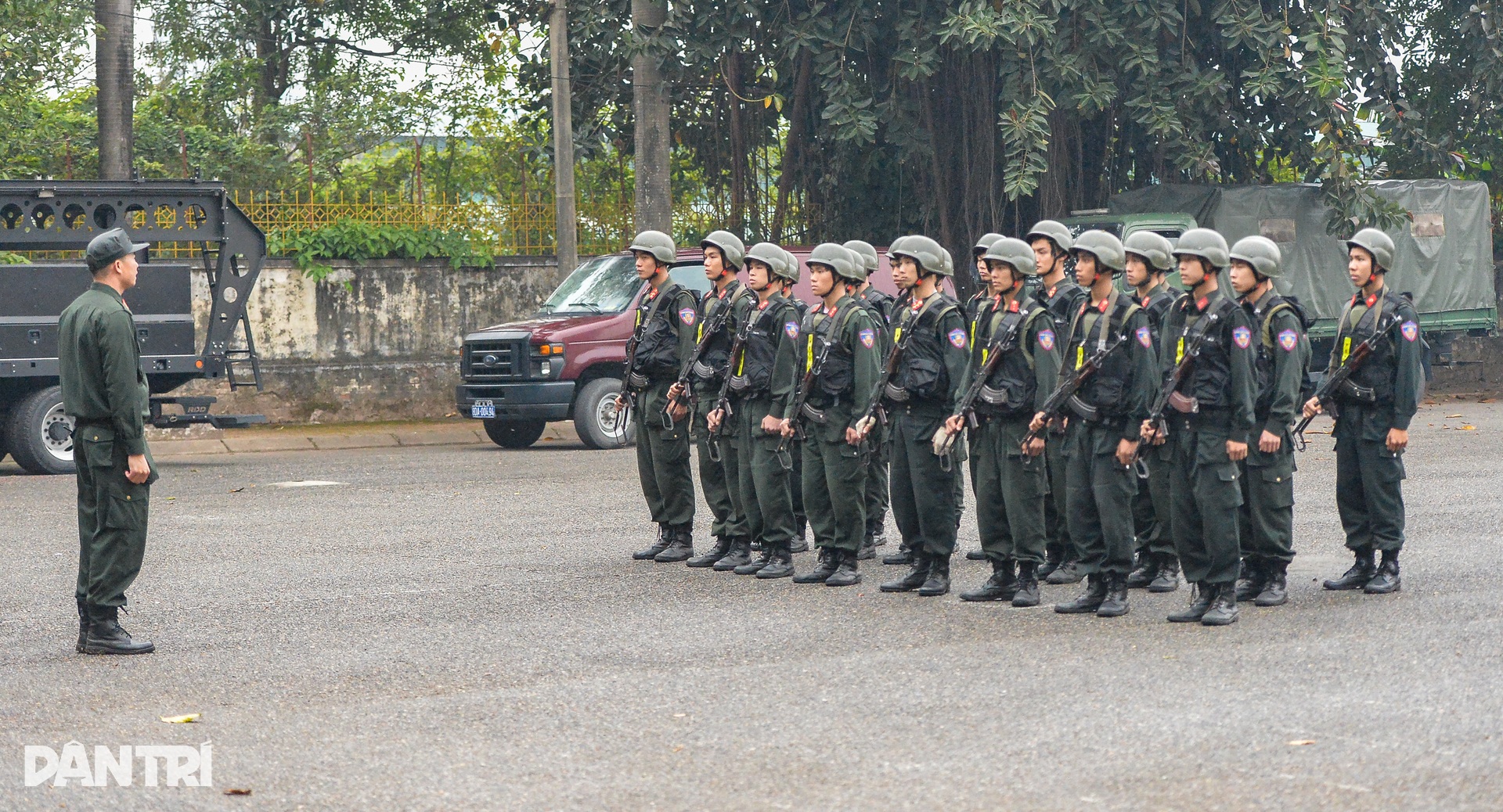 Cảnh sát đặc nhiệm đội mưa luyện tập giữa trời rét cắt da, cắt thịt - 1 Cảnh sát đặc nhiệm đội mưa luyện tập giữa trời rét cắt da, cắt thịt - 1