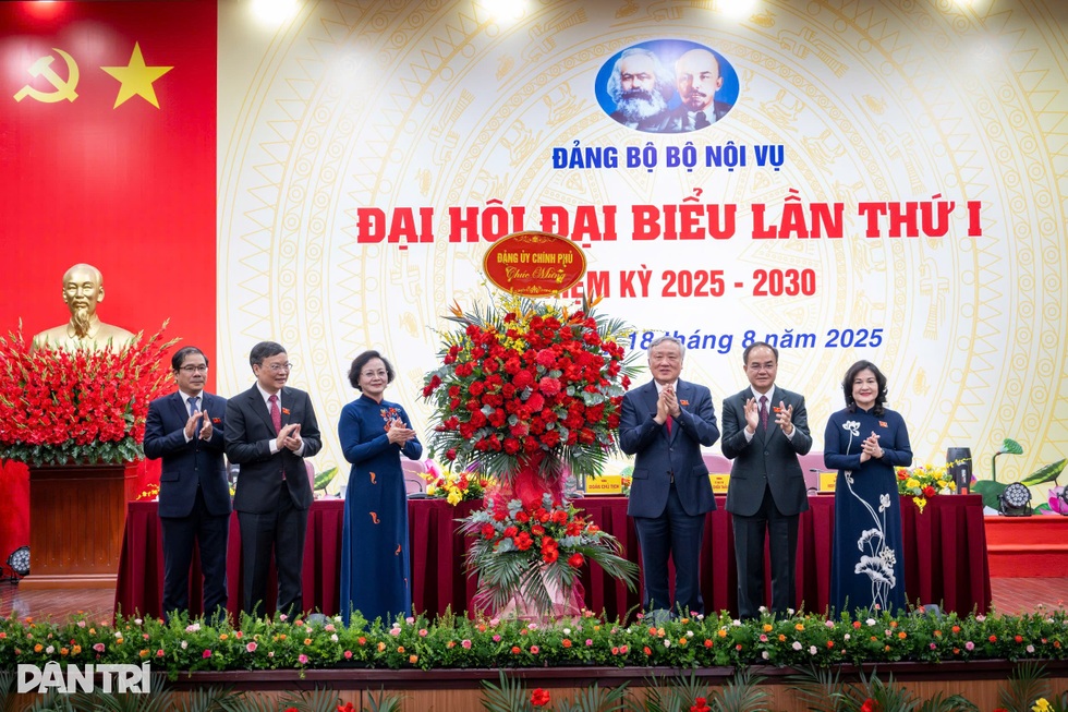 Kỳ Đại hội Đảng mở ra chặng đường phát triển mới của Bộ Nội vụ - 5 Kỳ Đại hội Đảng mở ra chặng đường phát triển mới của Bộ Nội vụ - 5