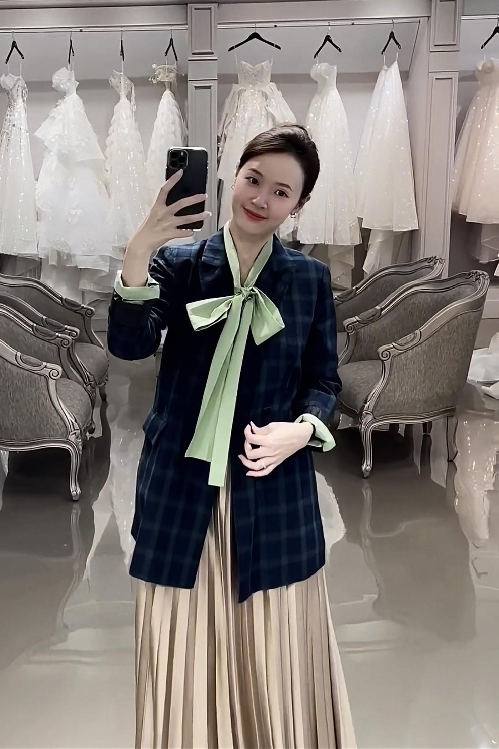 Midu theo đuổi phong cách thanh lịch, nữ tính khi dạy học - 3 Midu theo đuổi phong cách thanh lịch, nữ tính khi dạy học - 3