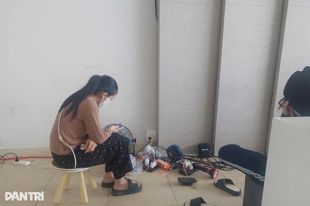 Hơn 1.000 cư dân khốn khổ vì mất điện gần nửa tháng sau lũ - 3 Hơn 1.000 cư dân khốn khổ vì mất điện gần nửa tháng sau lũ - 3