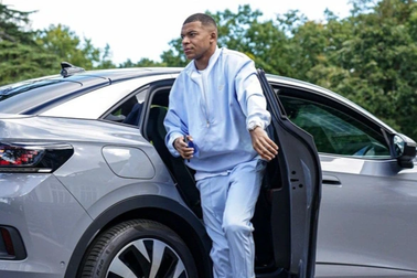 Là cầu thủ đắt giá nhất hành tinh, Mbappe gây bất ngờ vì dùng toàn xe rẻ tiền