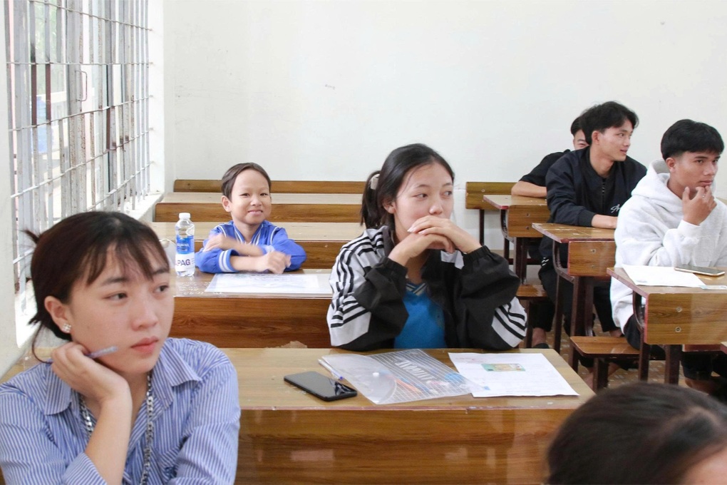 ผู้คุมสอบเข้าใจผิดคิดว่าผู้สมัครสอบเป็นนักเรียนประถมที่หลงทาง - 2 Thí sinh dự thi bị giám thị nhầm là học sinh tiểu học... đi lạc - 2