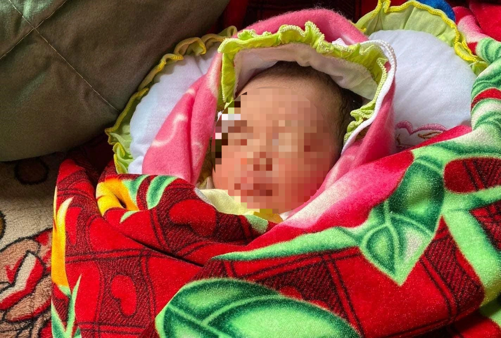 Lãnh đạo huyện nói về tin đồn bé gái bị bỏ rơi là con cán bộ xã - 1 Lãnh đạo huyện nói về tin đồn bé gái bị bỏ rơi là con cán bộ xã - 1