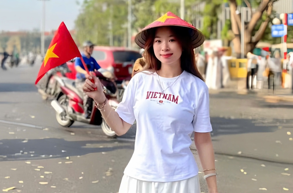 Trước cơn sốt áo cờ đỏ sao vàng, nhân viên xưởng in làm việc xuyên đêm - 1 Trước cơn sốt áo cờ đỏ sao vàng, nhân viên xưởng in làm việc xuyên đêm - 1
