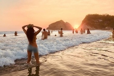 Du khách ùn ùn đổ xô tới bãi biển khỏa thân để giải tỏa bí bách