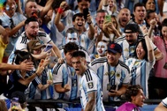 Báo giới và CĐV phẫn nộ vì trọng tài không phạt thẻ đỏ ngôi sao Argentina