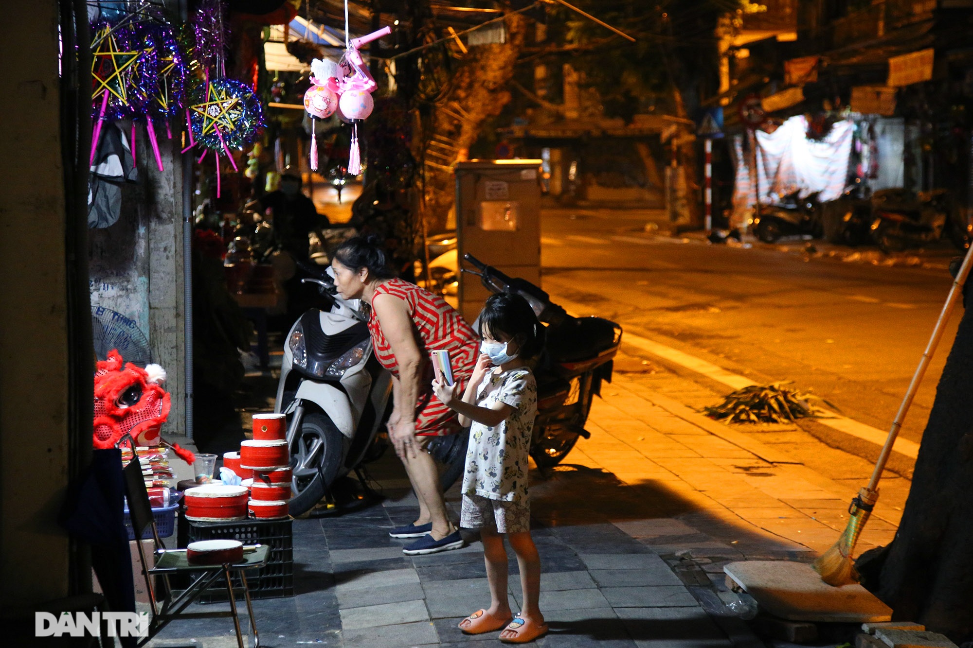 Chợ trung thu phố cổ Hà Nội vắng lặng chưa từng có - 12 Chợ trung thu phố cổ Hà Nội vắng lặng chưa từng có - 12