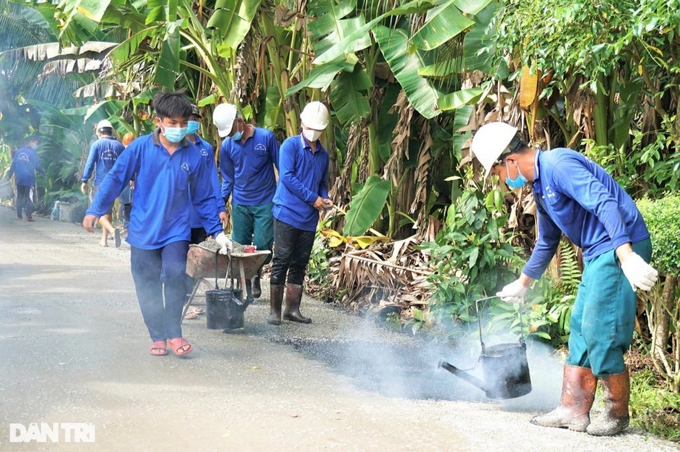 Biệt đội bốn mùa cần mẫn thay áo cho những con đường xuống cấp - 1 Biệt đội bốn mùa cần mẫn thay áo cho những con đường xuống cấp - 1