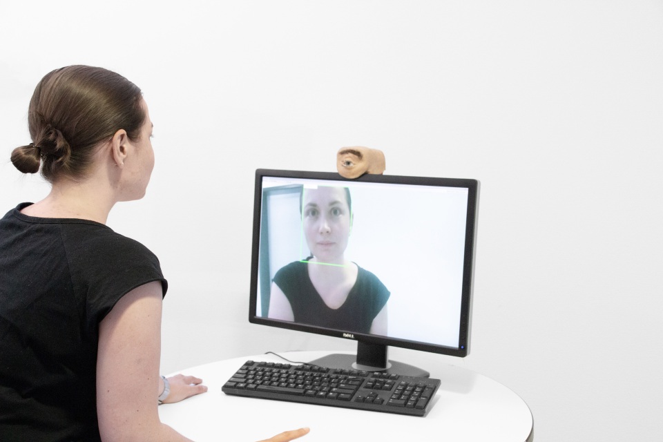 Chiếc webcam kì dị có thiết kế giống mắt người, biết chớp mắt, liếc nhìn - 5 Chiếc webcam kì dị có thiết kế giống mắt người, biết chớp mắt, liếc nhìn - 5