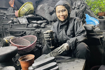 Chuyện nghề của người phụ nữ hơn 20 năm cưa than