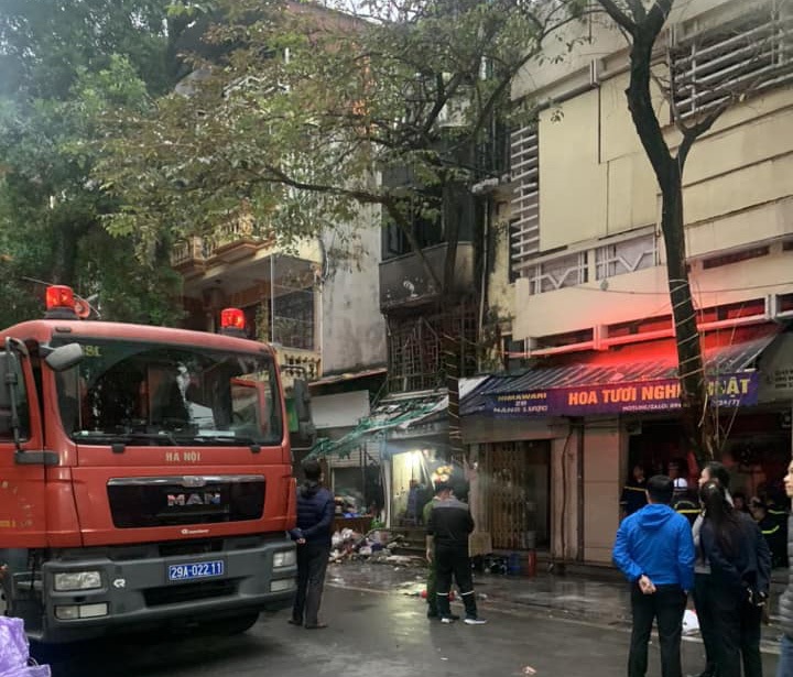 Cháy nhà trên phố cổ Hà Nội, 4 người tử vong - 1