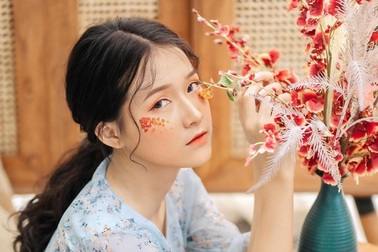 Nữ sinh trường ĐH Thương mại đáng yêu với khuôn mặt bầu bĩnh như bánh bao