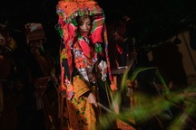 Lễ cưới người Dao: Cô dâu chém hình nhân, thay y phục trước cổng nhà chồng