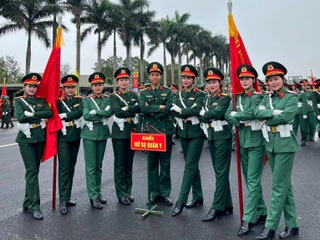 Nữ trung úy gây sốt khi diễu binh: Cao 1,73m, nhan sắc "không thua hoa hậu" - 6