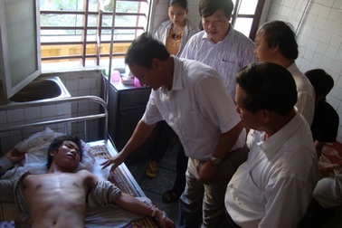 Khẩn cấp cứu chữa các nạn nhân vụ tai nạn thảm khốc