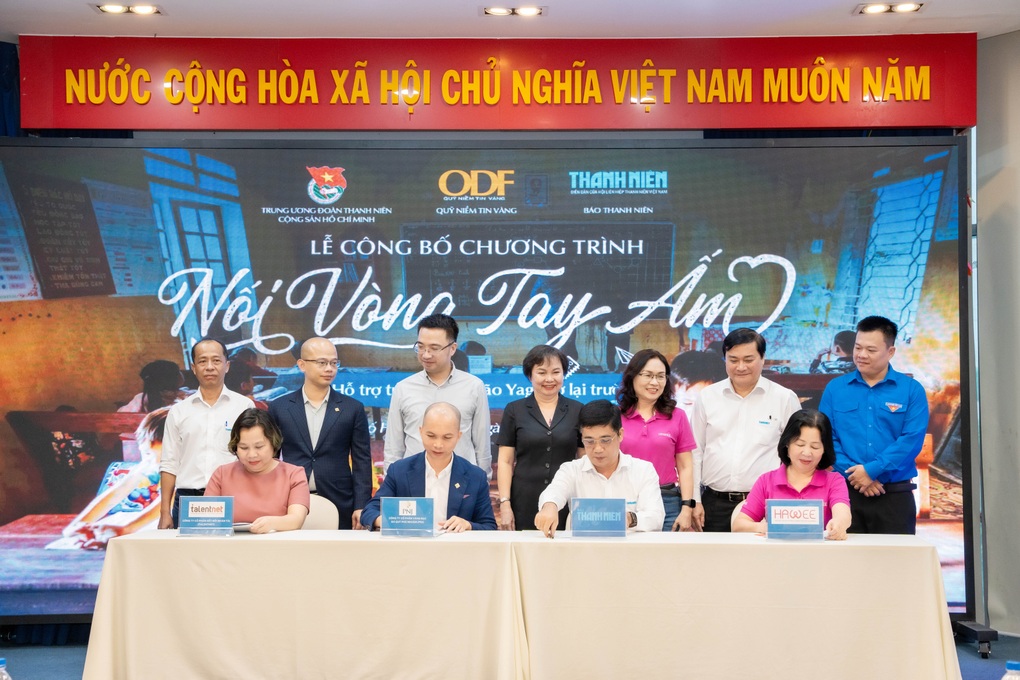 Chung tay hỗ trợ trẻ em đến trường sau bão Yagi - 1 Chung tay hỗ trợ trẻ em đến trường sau bão Yagi - 1