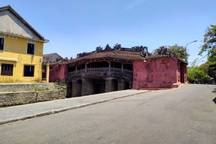 Phố cổ vắng hoe khi Hội An tạm dừng phố đi bộ do lo ngại dịch Covid-19