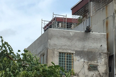 Nữ cán bộ Sở Nội vụ Hải Phòng tháo dỡ hạng mục công trình vi phạm