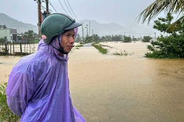 Cả thôn suy sụp nhìn những hồ cá, tôm tiền tỷ trôi theo dòng lũ