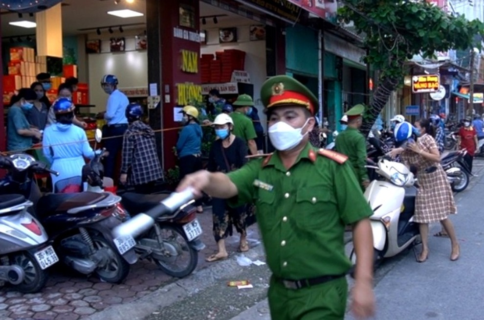Người dân chen chúc mua bánh trung thu, chủ tiệm phải lập rào chắn - 10 Người dân chen chúc mua bánh trung thu, chủ tiệm phải lập rào chắn - 10