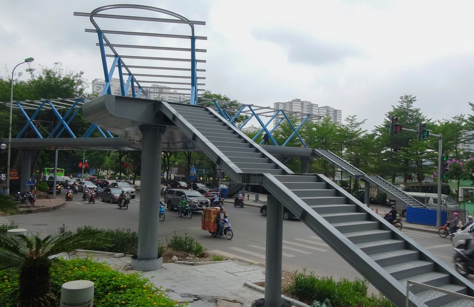 Thích thú với cây cầu vượt sang đường hình chữ Y, độc lạ nhất Hà Nội - 2 Thích thú với cây cầu vượt sang đường hình chữ Y, độc lạ nhất Hà Nội - 2