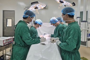 Chạy đua giành lại sự sống cho người đàn ông bị xe tải cán qua người