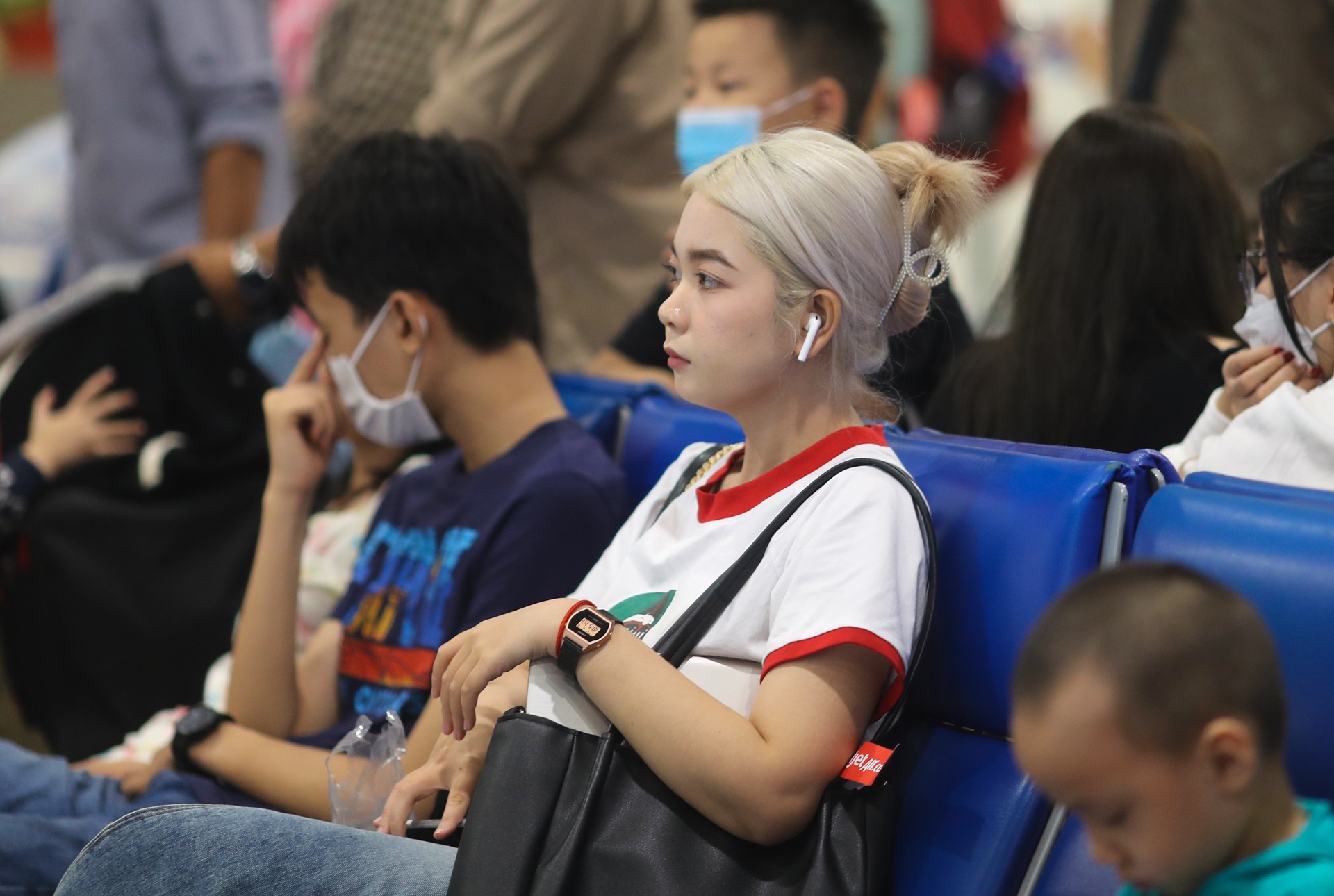 Bên trong phòng chờ sân bay Tân Sơn Nhất những ngày cận Tết - 6 Bên trong phòng chờ sân bay Tân Sơn Nhất những ngày cận Tết - 6