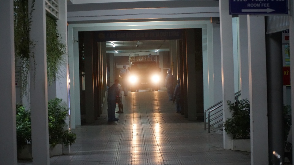 Quân đội phun thuốc khử khuẩn 2 bệnh viện ở Đà Nẵng - 3 Quân đội phun thuốc khử khuẩn 2 bệnh viện ở Đà Nẵng - 3