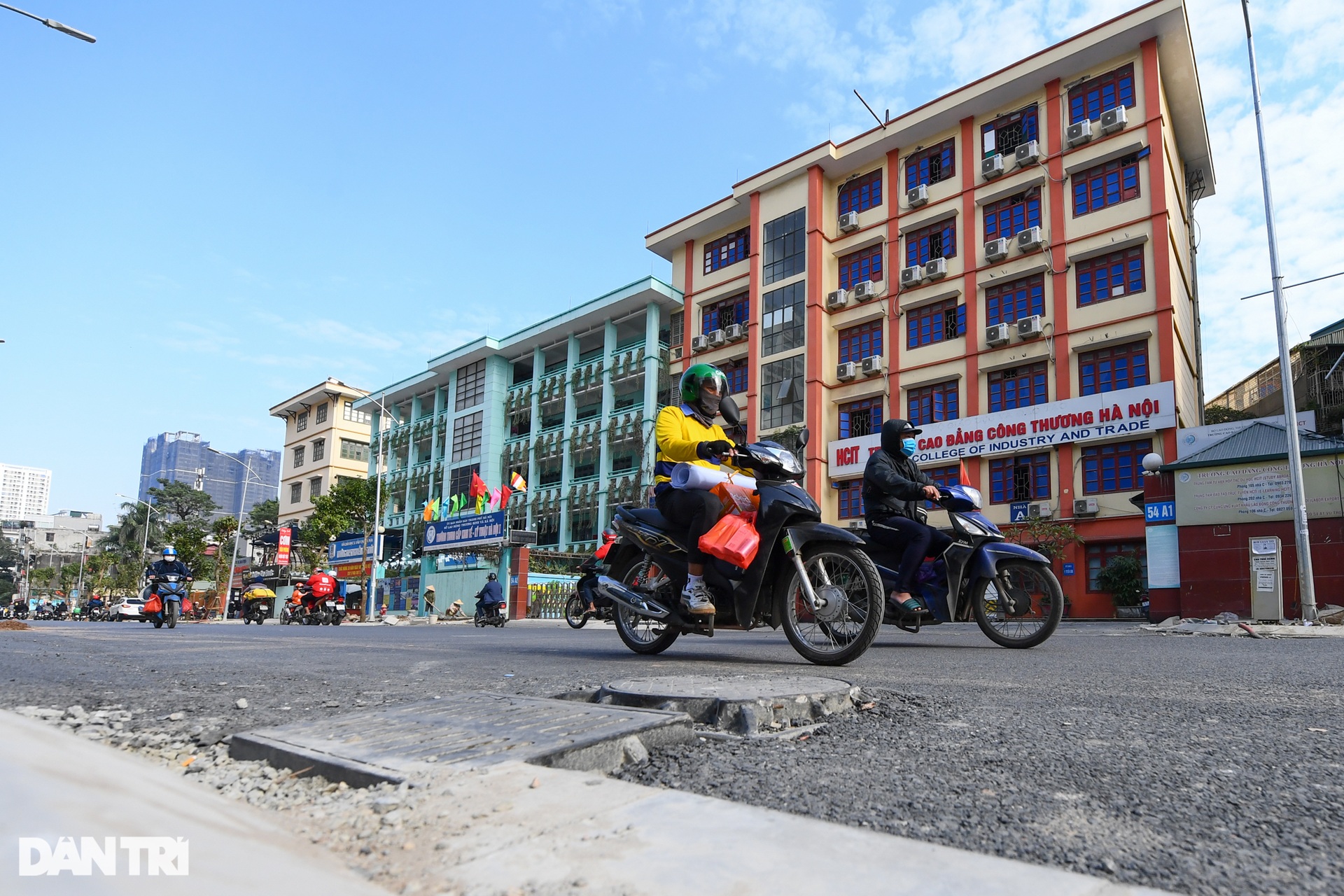 Người dân thủ đô thoát khổ trên đoạn đường 440m cải tạo 4 năm mới về đích - 2 Người dân thủ đô thoát khổ trên đoạn đường 440m cải tạo 4 năm mới về đích - 2