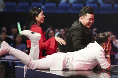 Đàm Vĩnh Hưng “nằm dài” trên sân khấu trong tiết mục của học trò Lệ Quyên