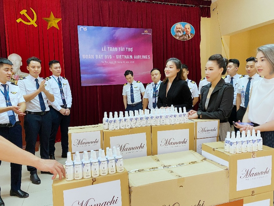 MC Minh Hà đại diện Mamachi trao tài trợ cho Đoàn bay 919 Vietnam Airlines - 5 MC Minh Hà đại diện Mamachi trao tài trợ cho Đoàn bay 919 Vietnam Airlines - 5