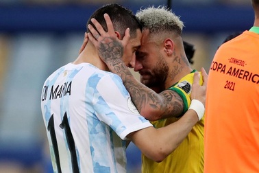 Neymar khóc nức nở nhìn Messi và Argentina lên ngôi vô địch Copa America