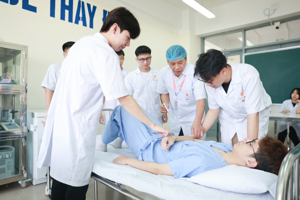 DNU trao học bổng cho tân sinh viên là người thân của cán bộ ngành y tế, giáo dục - 4