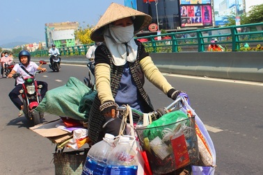 Mướt mồ hôi mưu sinh dưới trời nóng như lửa đốt