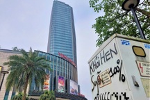 Biển báo giao thông, tủ điện bị xịt sơn quảng cáo "khỏi hen suyễn 100%"