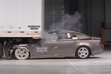 Thanh chắn gầm ô tô tải có thể cứu mạng người ngồi xe con trong tai nạn