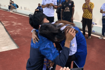 Nhà vô địch SEA Games quỳ gối dâng HCV cho mẹ sau chiến thắng