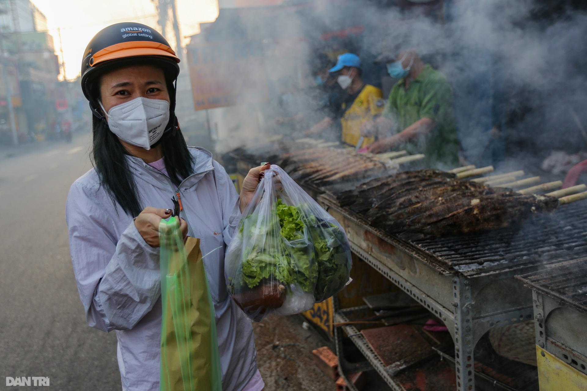 Một gia đình huy động 20 thành viên nướng 5 tấn cá lóc bán dịp vía Thần tài - 16 Một gia đình huy động 20 thành viên nướng 5 tấn cá lóc bán dịp vía Thần tài - 16