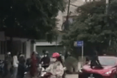 Khởi tố người phụ nữ đạp vỡ kính ô tô, cắn đứt tai cô gái