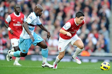 Alex Song lập công, Arsenal thắng khó nhọc West Ham