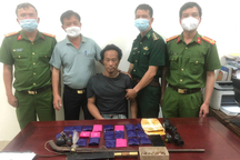 Thủ sẵn súng, lựu đạn bên người đi buôn ma túy