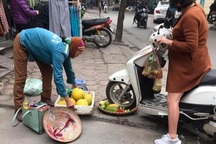 Xôn xao chuyện người phụ nữ cố tình chèn xe vào mẹt hoa quả của bà hàng rong