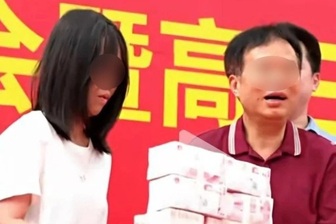 Trường học bị chấn chỉnh vì tặng “núi tiền” cho học sinh đỗ đầu