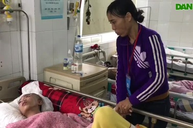 Người mẹ khốn khổ, khóc cầu xin mọi người cứu con trai.