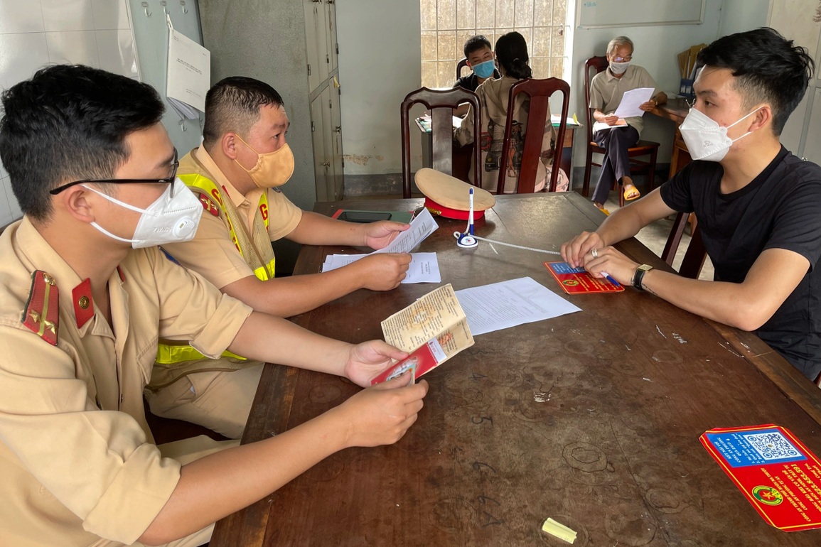 Tài xế xe bán tải rồ ga bỏ chạy thục mạng bất chấp lệnh dừng của CSGT - 3 Tài xế xe bán tải rồ ga bỏ chạy thục mạng bất chấp lệnh dừng của CSGT - 3