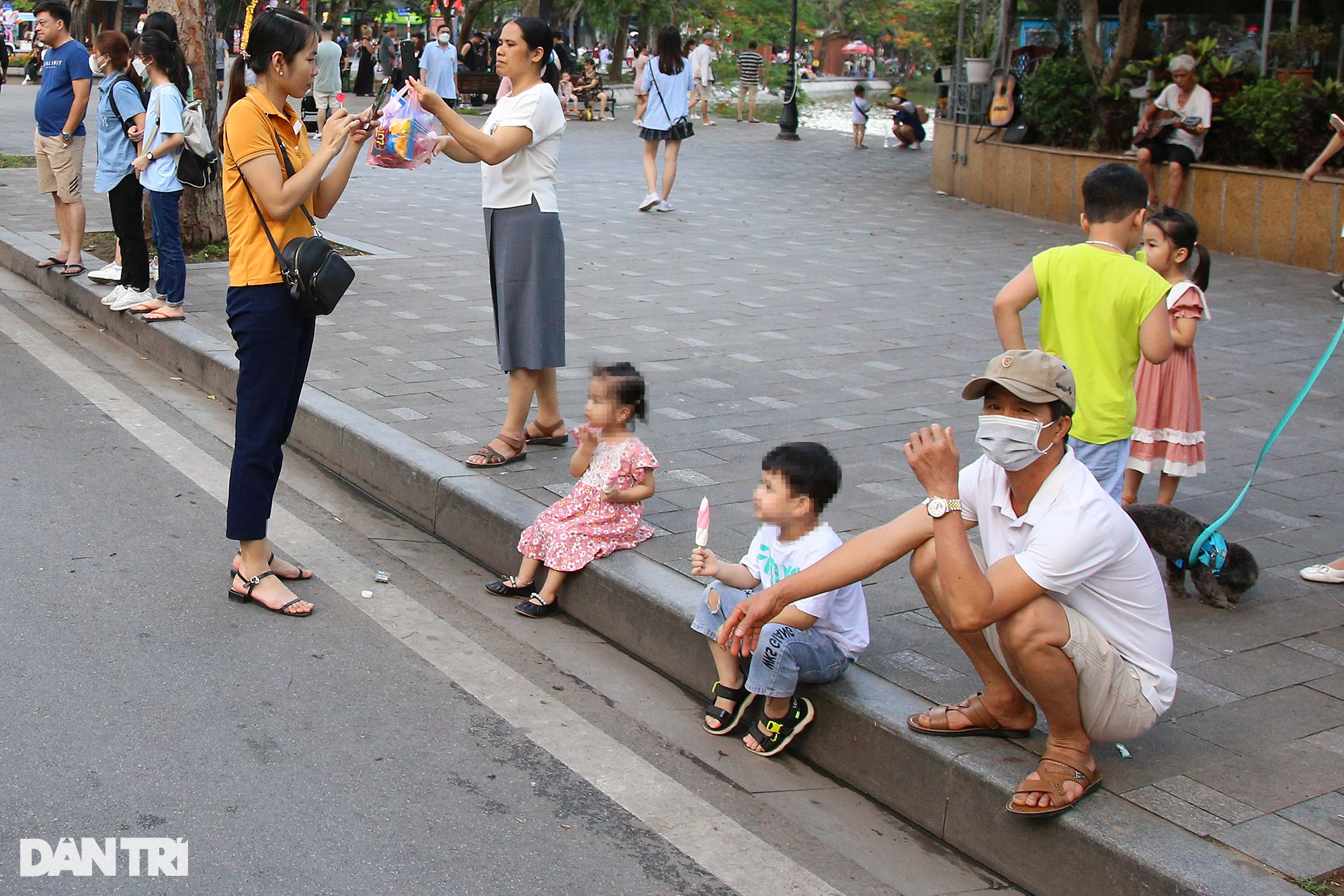 Tràn ngập chó trên phố đi bộ hồ Gươm bất chấp TP Hà Nội đã quy định cấm - 8 Tràn ngập chó trên phố đi bộ hồ Gươm bất chấp TP Hà Nội đã quy định cấm - 8