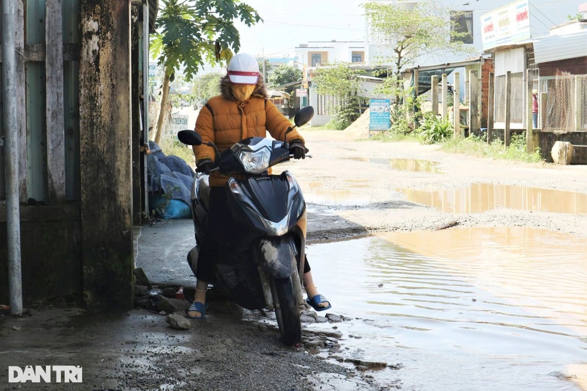 Bất an khi đi qua đoạn đường 2,5 km chi chít ổ voi, ổ gà - 6 Bất an khi đi qua đoạn đường 2,5 km chi chít ổ voi, ổ gà - 6