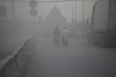 Nhắm mắt phóng xe trên con đường bụi mù như sương